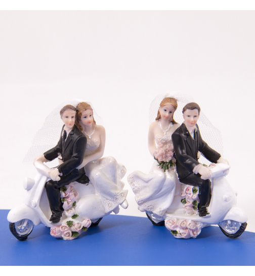 Hochzeitsfigur auf dem Roller